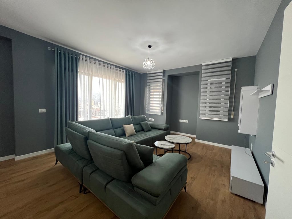 Jepen 2 apartamente identike per qera 2+1+2+Parkim tek Kopshti Botanik.