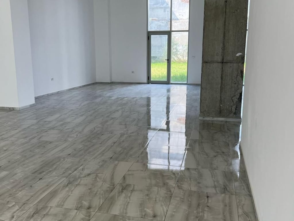 Offriamo un ampio e luminoso ambiente commerciale in affitto in uno dei quartieri più promettenti di Tirana, vicino al Bulevardit të Ri. Con una superficie lorda di 177 m2 (161 m2 netti).