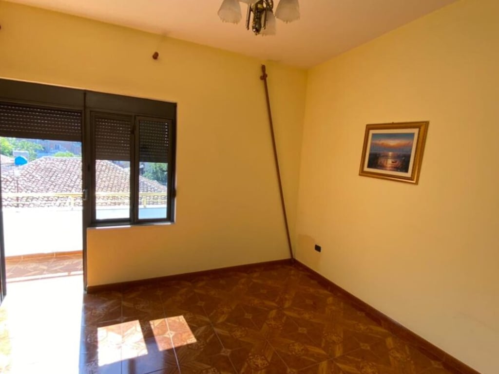 😍🏤A 4-story building is for sale by the road near "Supermarket Myftiu 2", a few meters from the main boulevard "Indrit Cara", Kavajë.