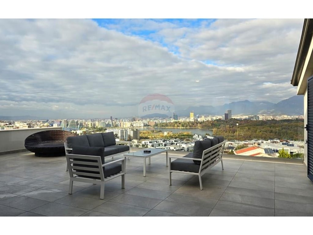 Qira - Vile luksoze prane Liqenit Thate