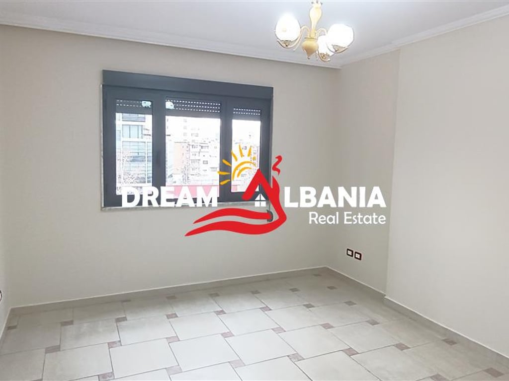 Ambient biznesi me qera ne qender, prane rruges se Kavajes (ID 42611249)