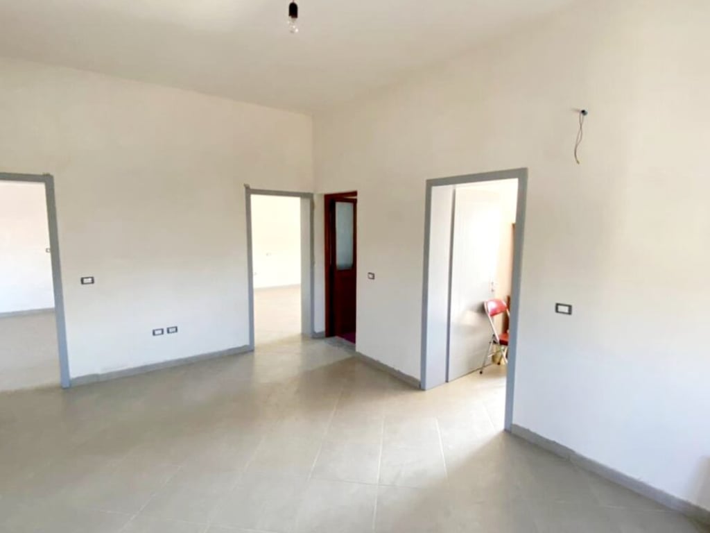 😍🏤A 4-story building is for sale by the road near "Supermarket Myftiu 2", a few meters from the main boulevard "Indrit Cara", Kavajë.