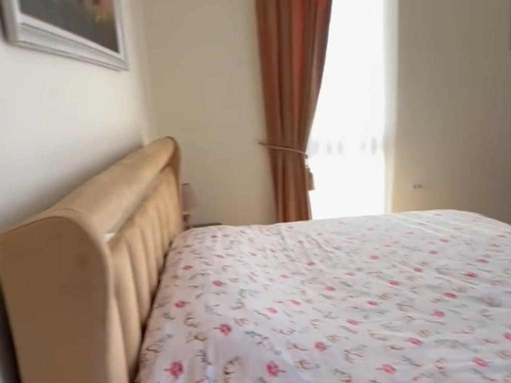 A 2+1+2 apartment is available at Dinamo market, Ferit Xhajko street.