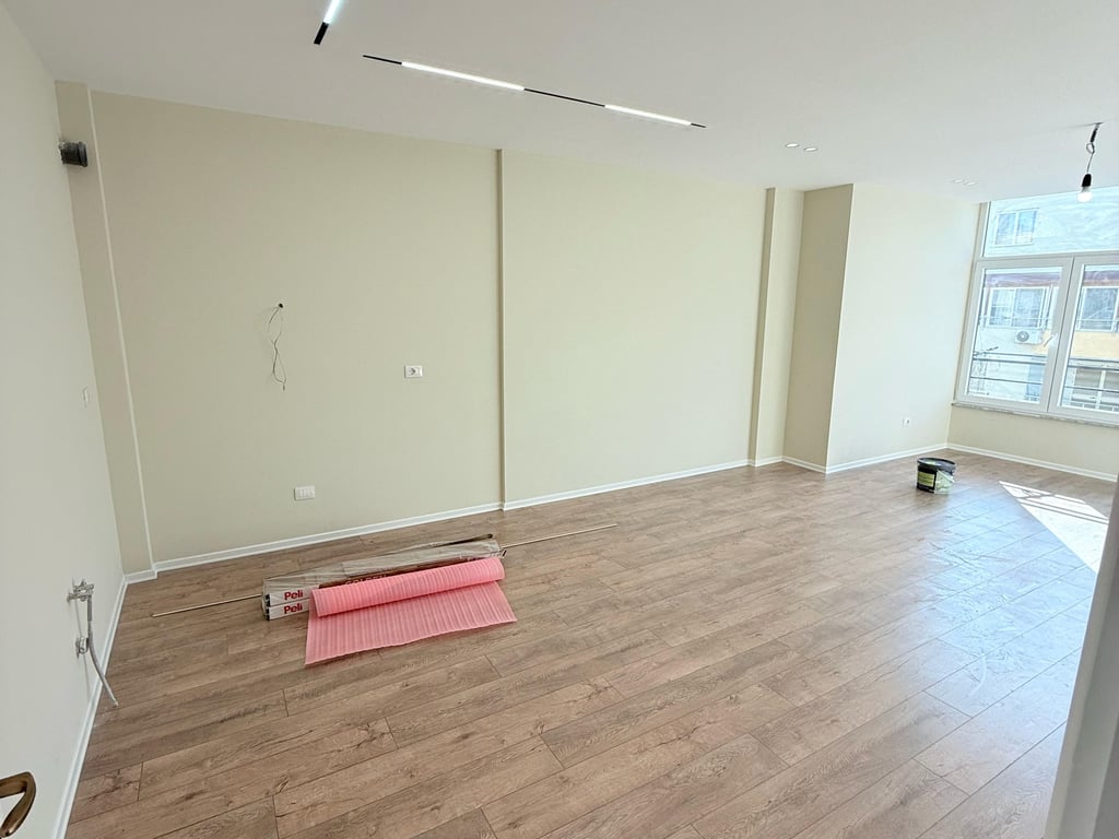 Shitet apartament 2+1