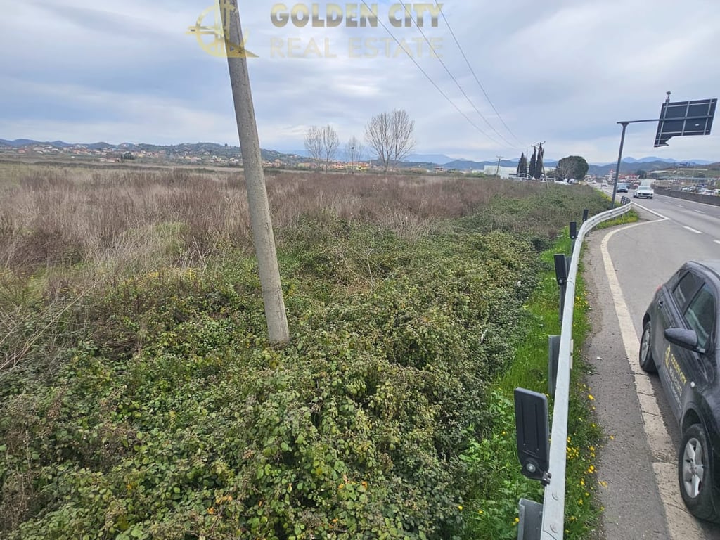 Vendesi terreno sull'autostrada Tirana - Durazzo.