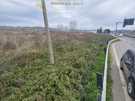 Vendesi terreno sull'autostrada Tirana - Durazzo.