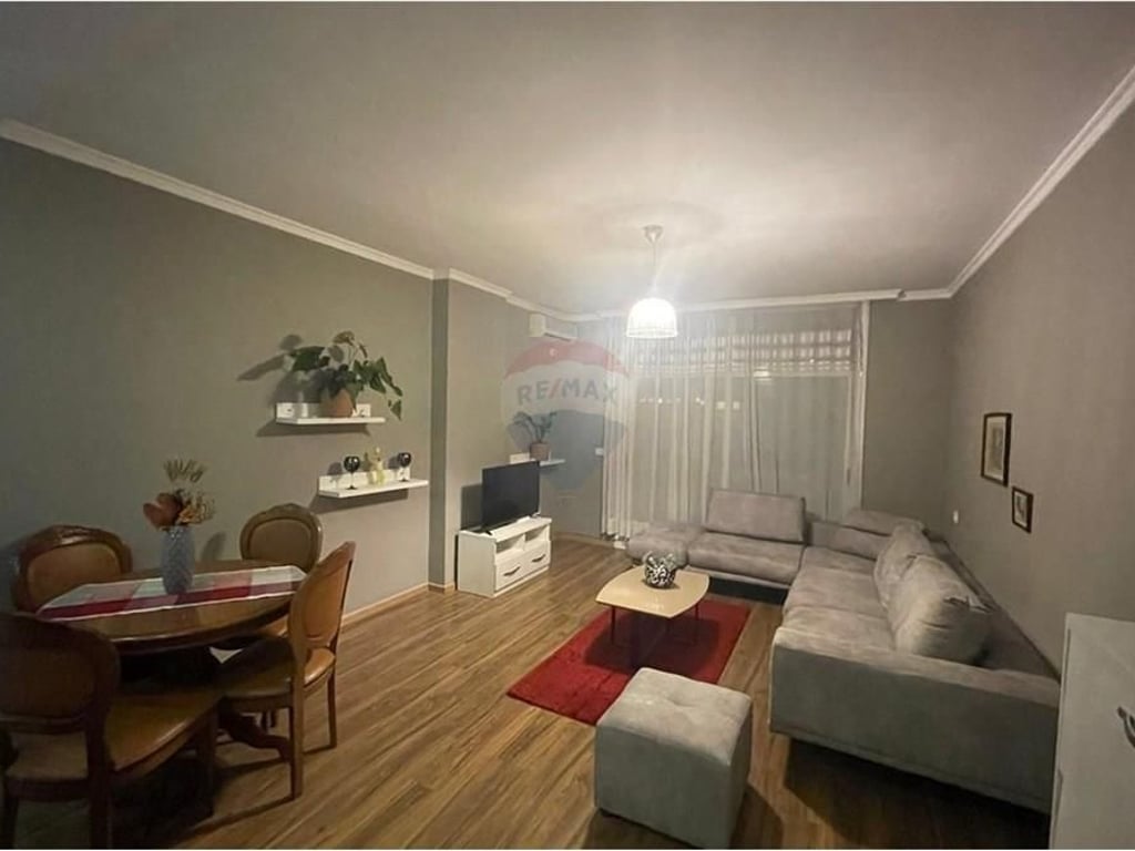 1+1 apartment for rent at Komuna e Parisit.