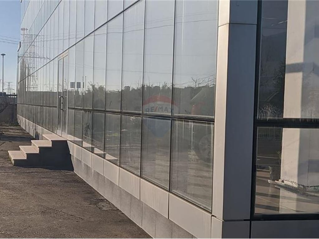 Showroom for rent on the Tr-Dr Highway