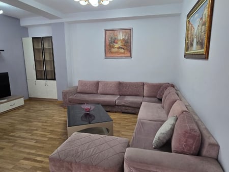 Rruga Jordan Misja  prane Kompleksit Kontakt jepet me qera vile 3-katshe,e mobiluar,1,350Euro (Neto)