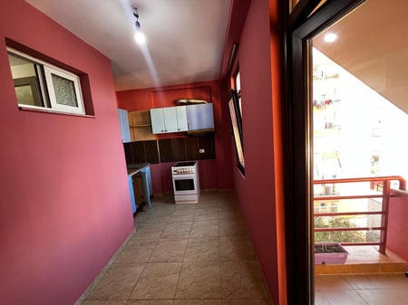 Jepet me qera Apartamenti 2+1 Komuna Parisit - 450 mije leke