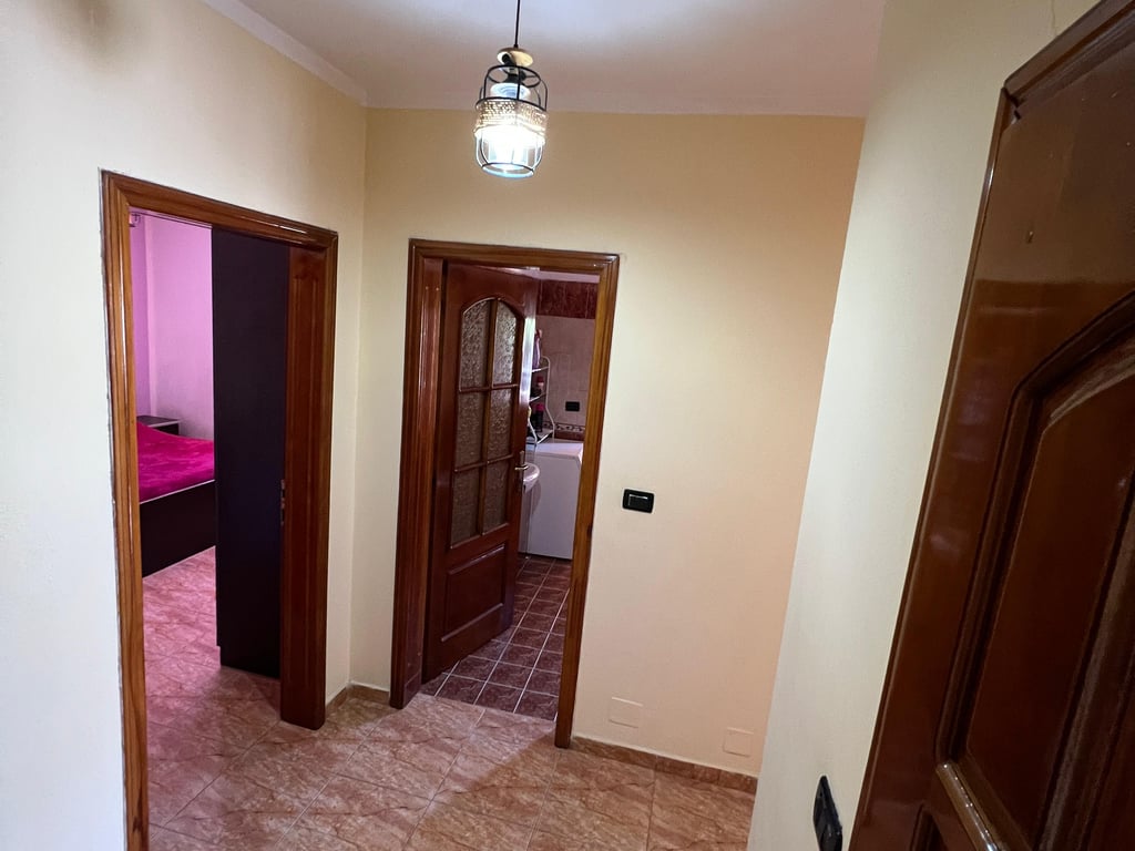 Jepet me qera Apartamenti 1+1 , Zogu i Zi prapa karburantit Er Petrol ( prapa Kompleksit Vizon Plus)  400 mije leke 