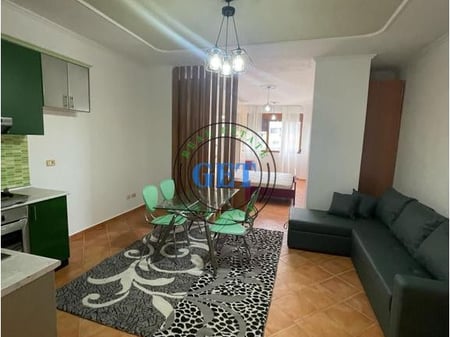 Disponojmë për shitje një Apartament 1+1 pranë Shkollës "Bajram Curri" në Plazh.