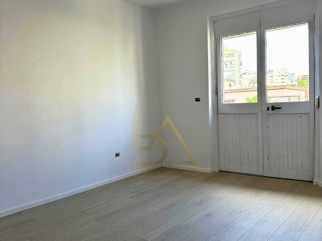 Shitet apartament me pamje fantastike në Bulevardin Kryesor