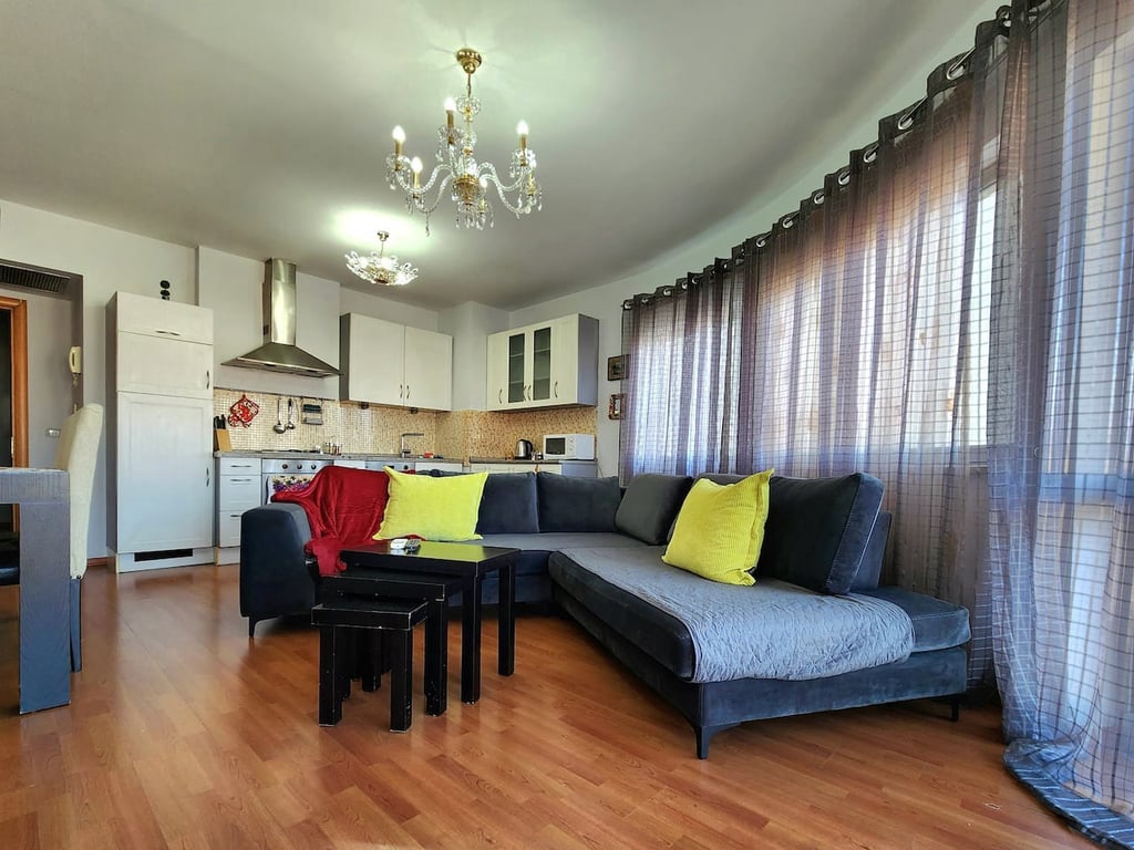 Affittasi appartamento 1+1, Zogu i Zi di fronte al Ring Center 520 euro.