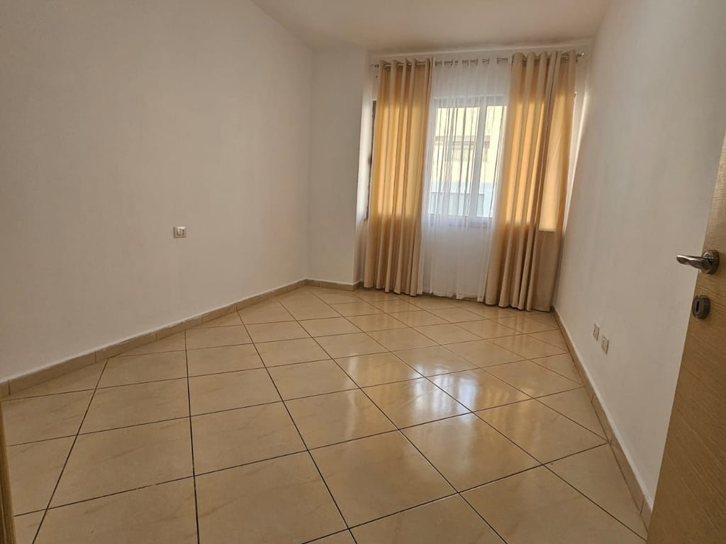 Affittasi appartamento 2+1, Astir, dietro la banca Raiffeisen. Prezzo: 400€ trattabili.