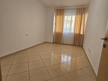 Affittasi appartamento 2+1, Astir, dietro la banca Raiffeisen. Prezzo: 400€ trattabili.