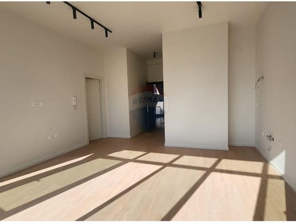 Shitet Apartament 1+1 tek Stacioni i Trenit!