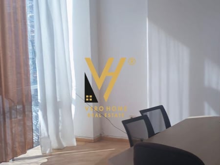 JEPET AMBIENT BIZNESI 40 M2 ME QERA NE XHAMLLIK 360 EURO