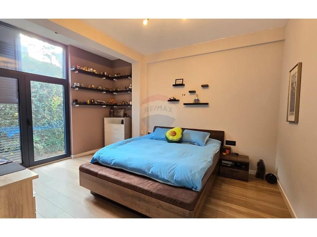 Qira - Vile luksoze prane Liqenit Thate