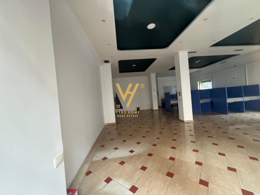 JEPET AMBIENT BIZNESI 100 M2 ME QERA TE KESHI , KOMUNA E PARISIT 800 EURO