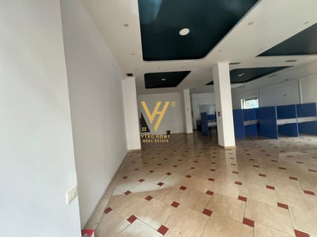 JEPET AMBIENT BIZNESI 100 M2 ME QERA TE KESHI , KOMUNA E PARISIT 800 EURO