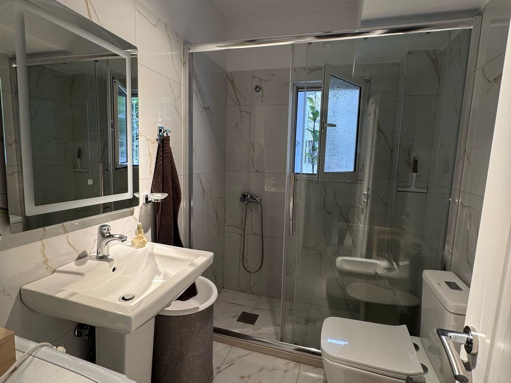 Affittasi appartamento 1+1, Oxhaku vicino alla Moschea Xhura, via Belul Hatibi, 400 mila lekë.