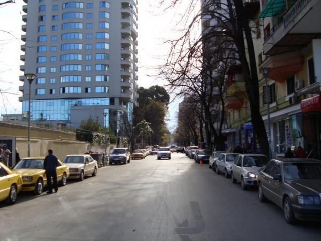 Ambiente commerciale in affitto a Bllok