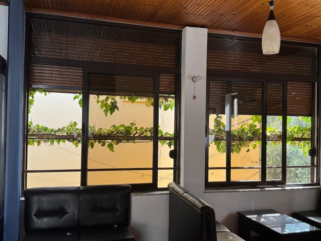 ambiente in affitto - Via Kavajë, di fronte all'ex VW, vicino alla chiesa ortodossa, con vista sulla strada,