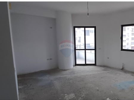 Shitet apartament 3+1+2 tualete + post parkimi!