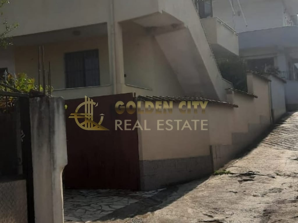 In Vendita: Casa su 2 Piani con Sottotetto e Garage