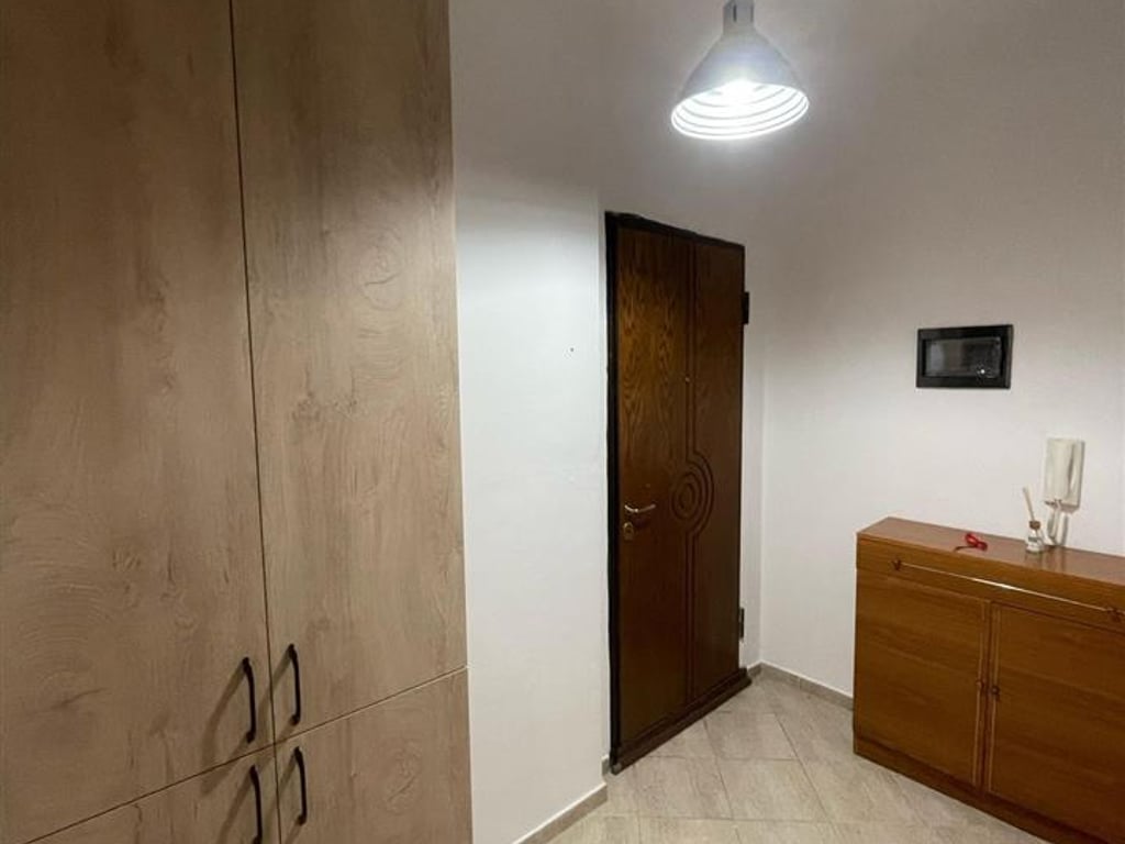 Apartament Me Qera 1+1 tek Komuna e Parisit (ID B2101080) Tirane