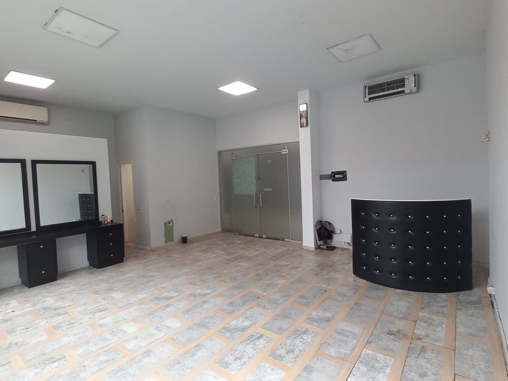 Ambient me Qira te Rruga e Kavajës, afër Pallatit me Shigjeta