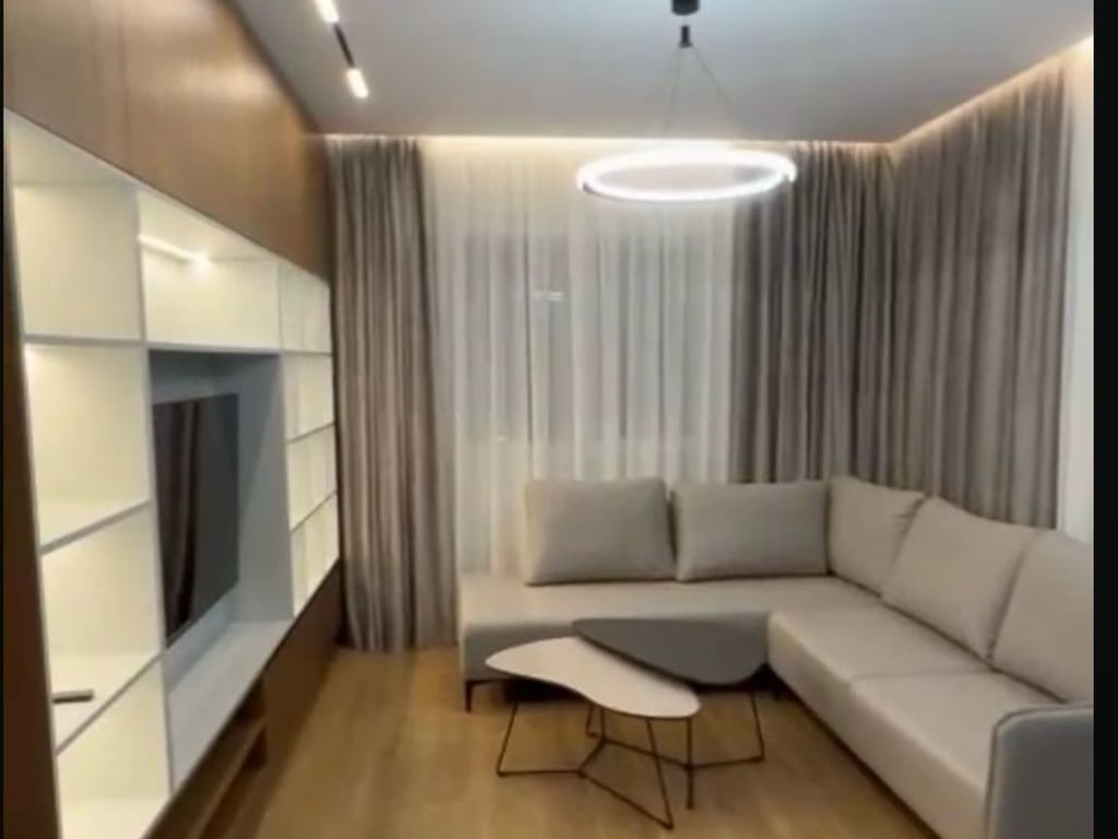 Shitet Apartament 2+1+2 Komuna e Parisit 360.000 euro