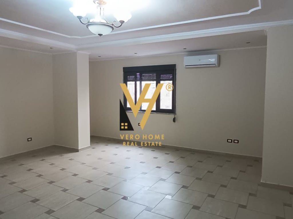 JEPET ZYRE 132M2 ME QERA NE QENDER 1.100 EURO