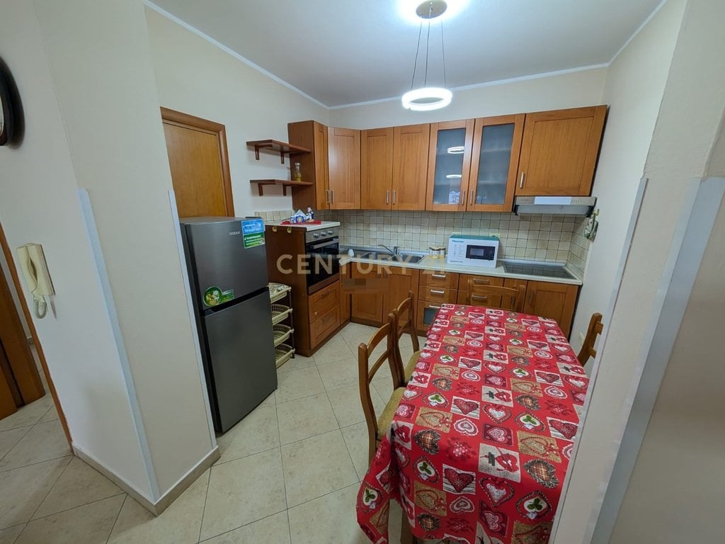 Affittasi appartamento 3+1+2 presso la Chiesa Cattolica in Via Kavajes. 900 € /Mese