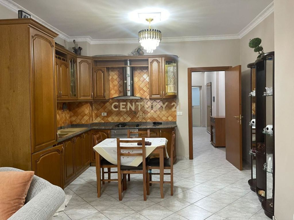 AFFITTASI 2+1+2 BAGNI PRESSO POLIKLINIKA, DURRES!