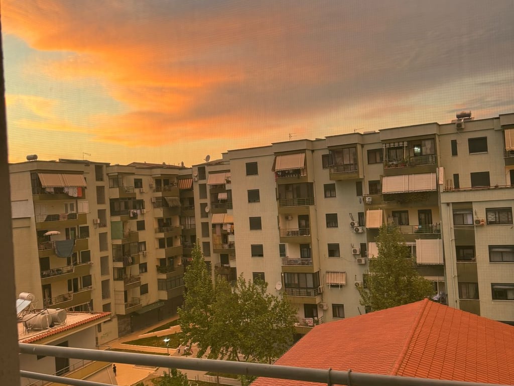 Jepet me qera Apartamenti 2+1 Rruga 5 maj , prapa concord center prane big market  Cmimi: 450mije leke