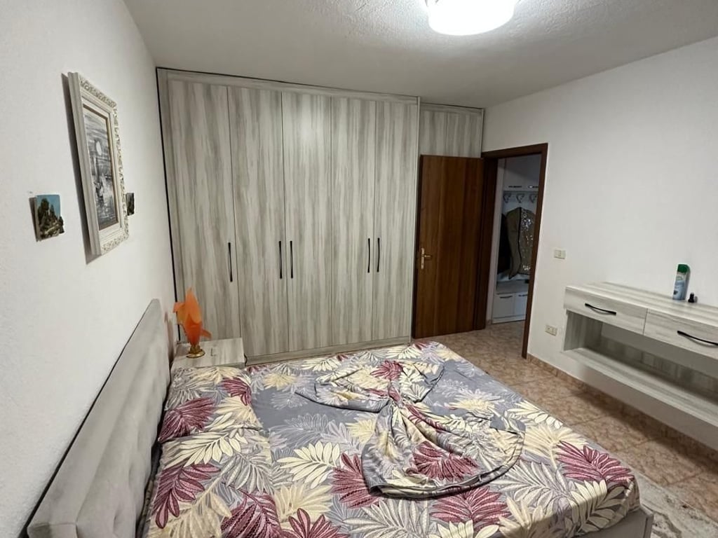 Apartament 2+1+2 për qira tek Pallati me Shigjeta