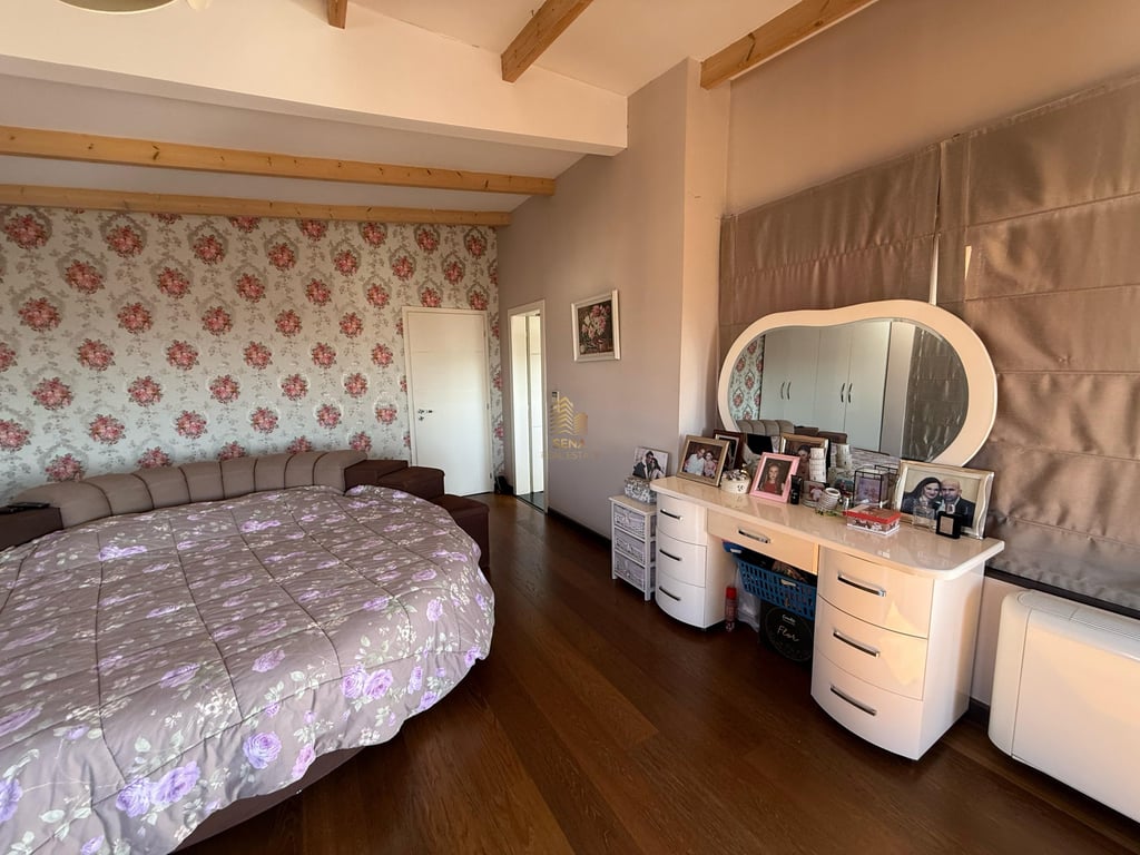 Shitet, Dublex 3+1+3, Ish Stacioni i fundit i Tiranes se Re, 2000 Euro/m²