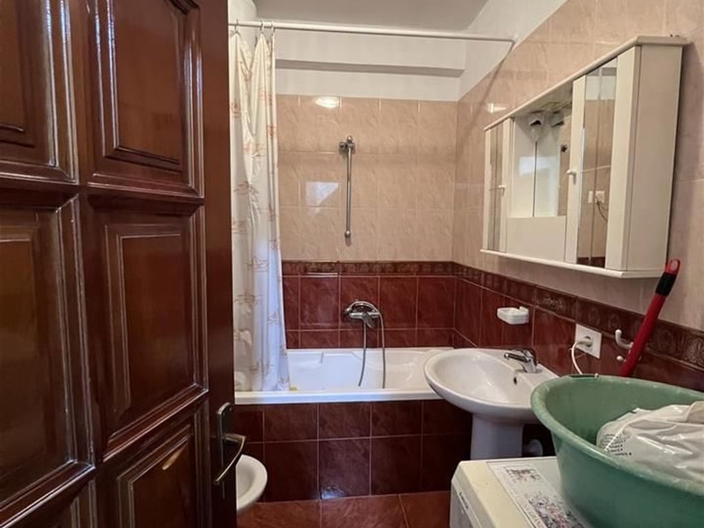 Jepet me qera Apartamenti 1+1 , rruga Vllazen Huta prane zyrave te punes  600 mije leke 