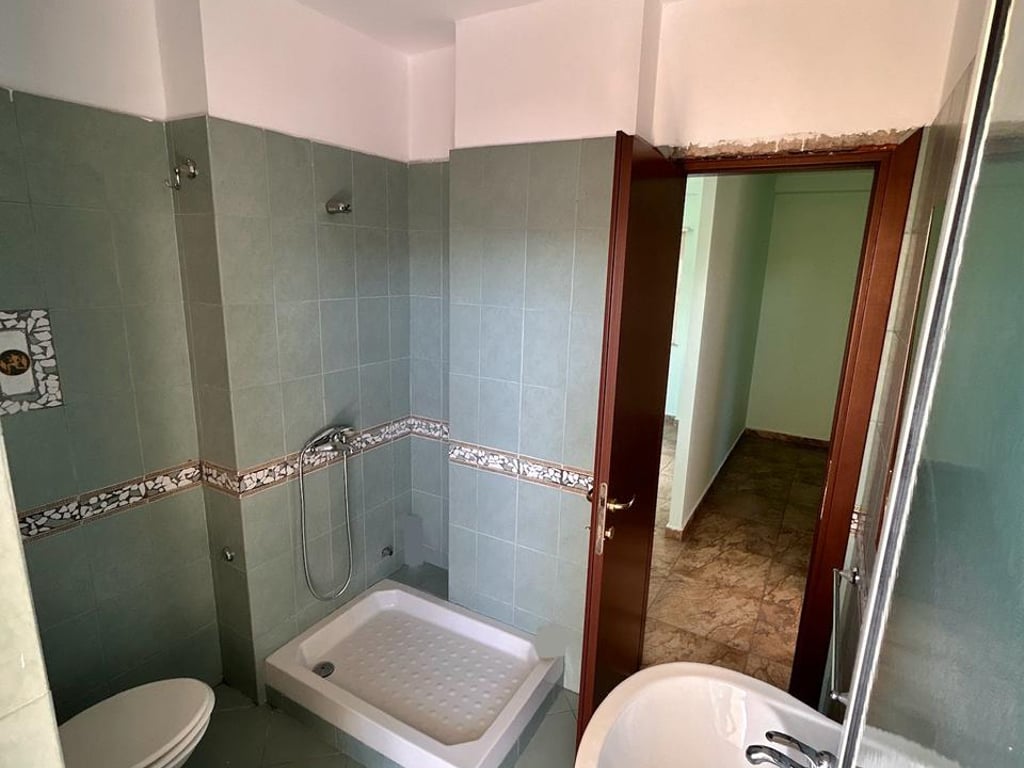 Zyre Me Qera 2+1 Tek Rruga Fortuzi (ID BZ2602) Tirane.