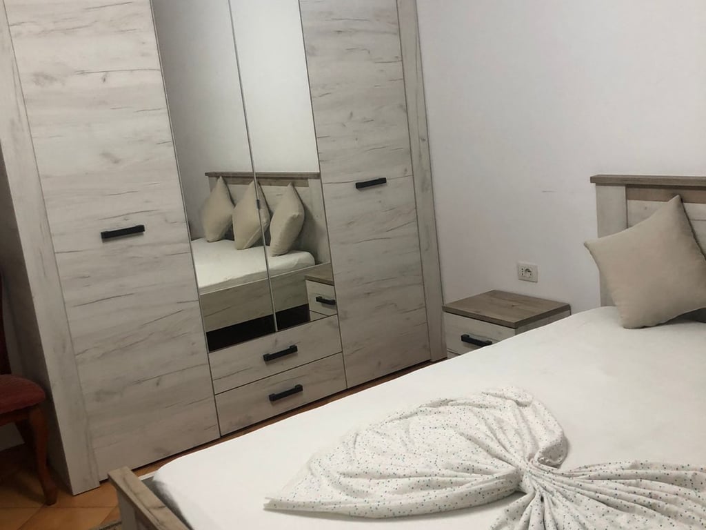 Jepet me qera apartament 3+1 ne Xhamllik!