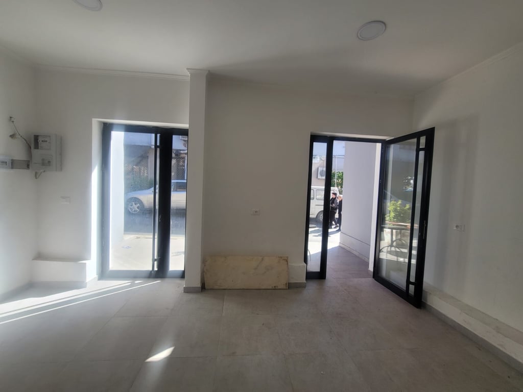 SHOP FOR RENT NEXT TO THE ROAD AXIS. 33M2 250 € /Month