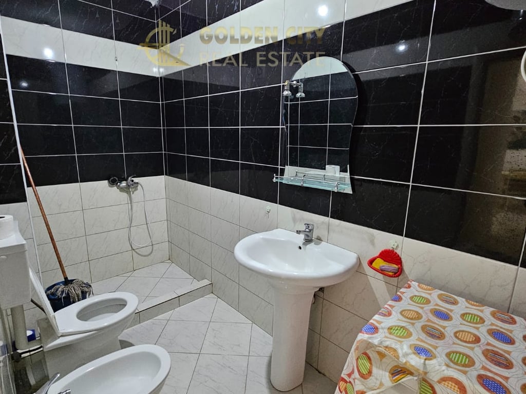 Vendesi super appartamento 2+1 fronte mare a Qerret.