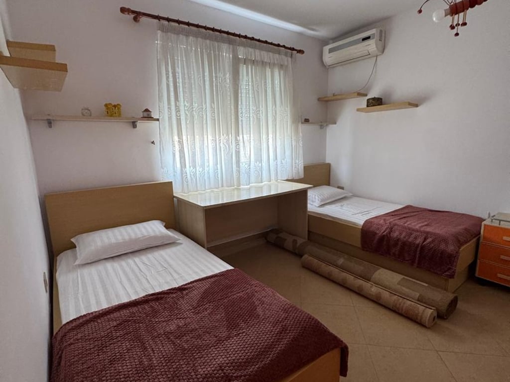 Shtepi me qera 2+1 prane shkolles Petro Nin Luarasi