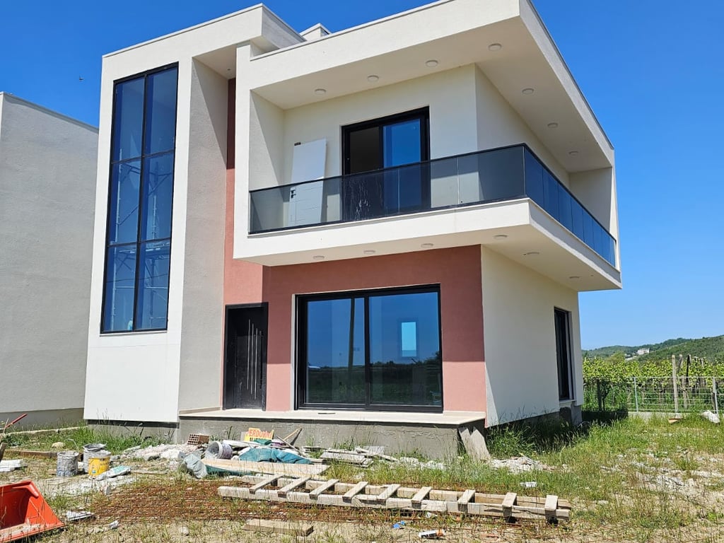 OKAZION‼️SHITET : Vile individuale në Gjirin e Lalzit🏖️ + pishinë vetëm 5 minuta larg detit || 350,000€