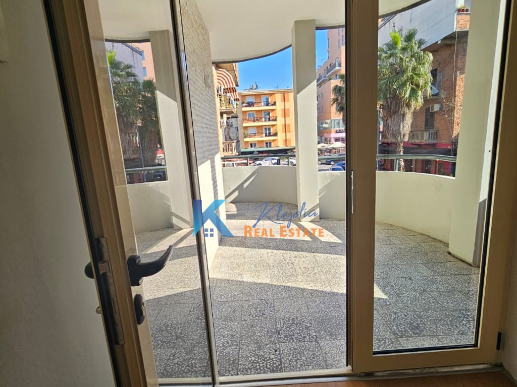 AMBIENT ZYRE PER QIRA AFER STADIUMIT DINAMO