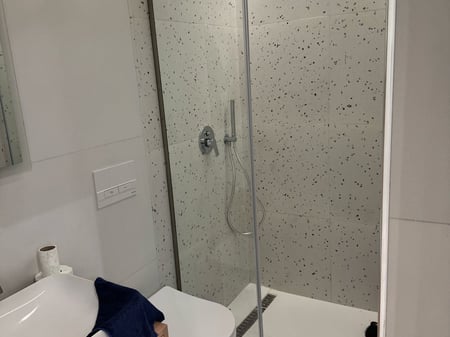 Affittasi appartamento 1+1, via 5 Maggio vicino al Concord Center (grande mercato) 450 euro.