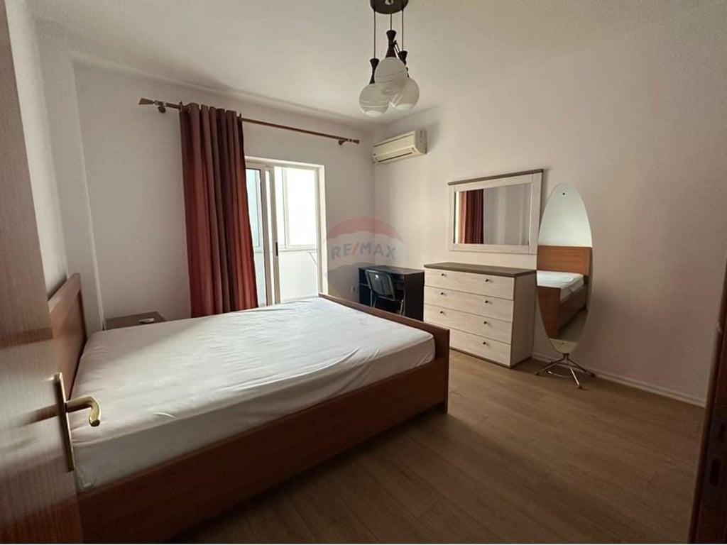 Jepet me qera apartament 2+1 te Stadiumi Dinamo