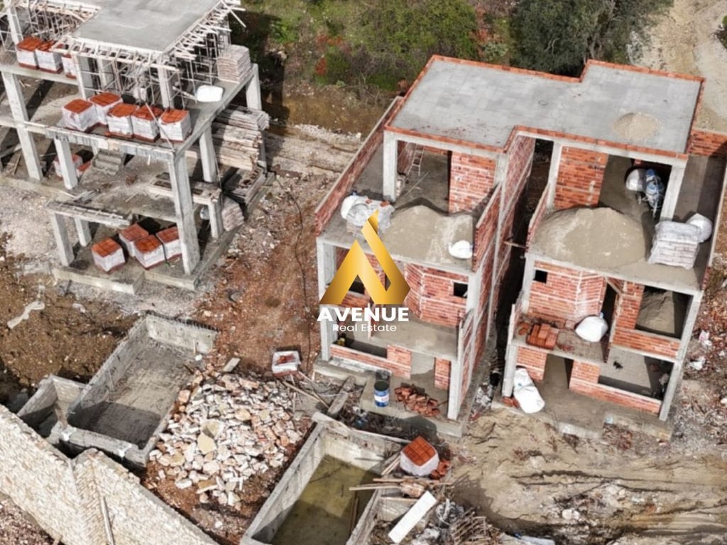 SHITET VILË 3+1+3 ME PISHINË NË BORSH